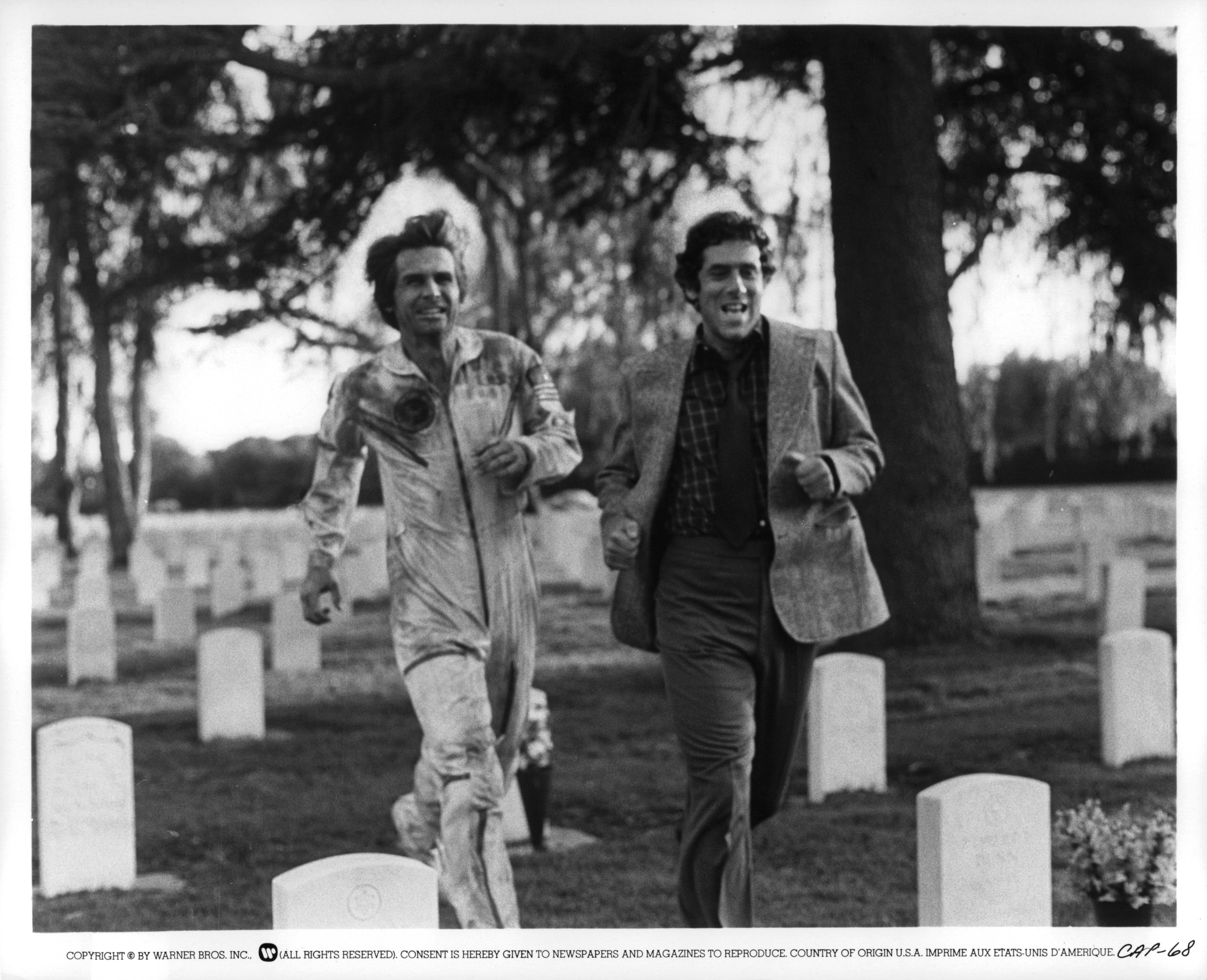 Still of James Brolin and Elliott Gould in Capricorn One (1977)