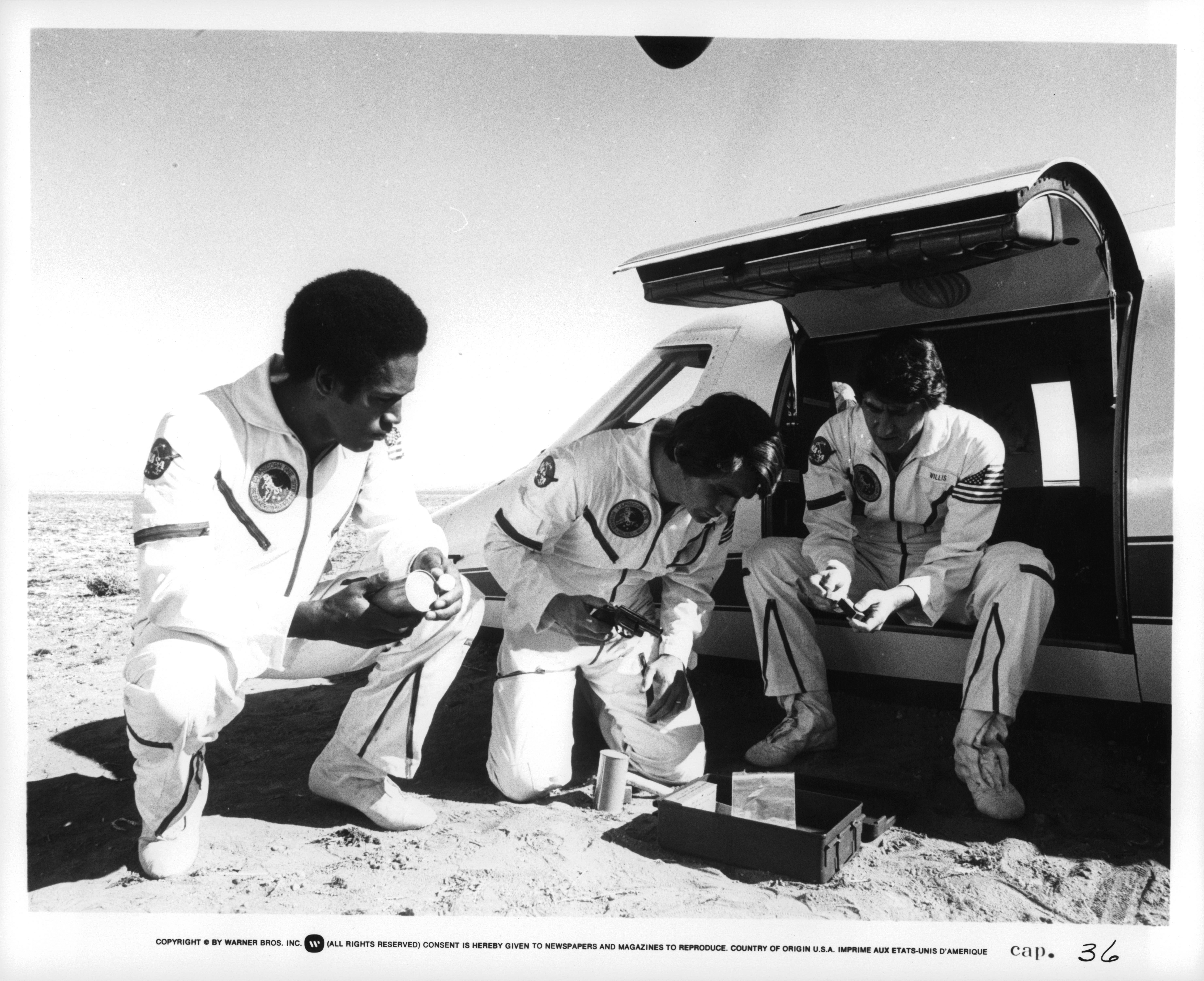 Still of James Brolin, O.J. Simpson and Sam Waterston in Capricorn One (1977)