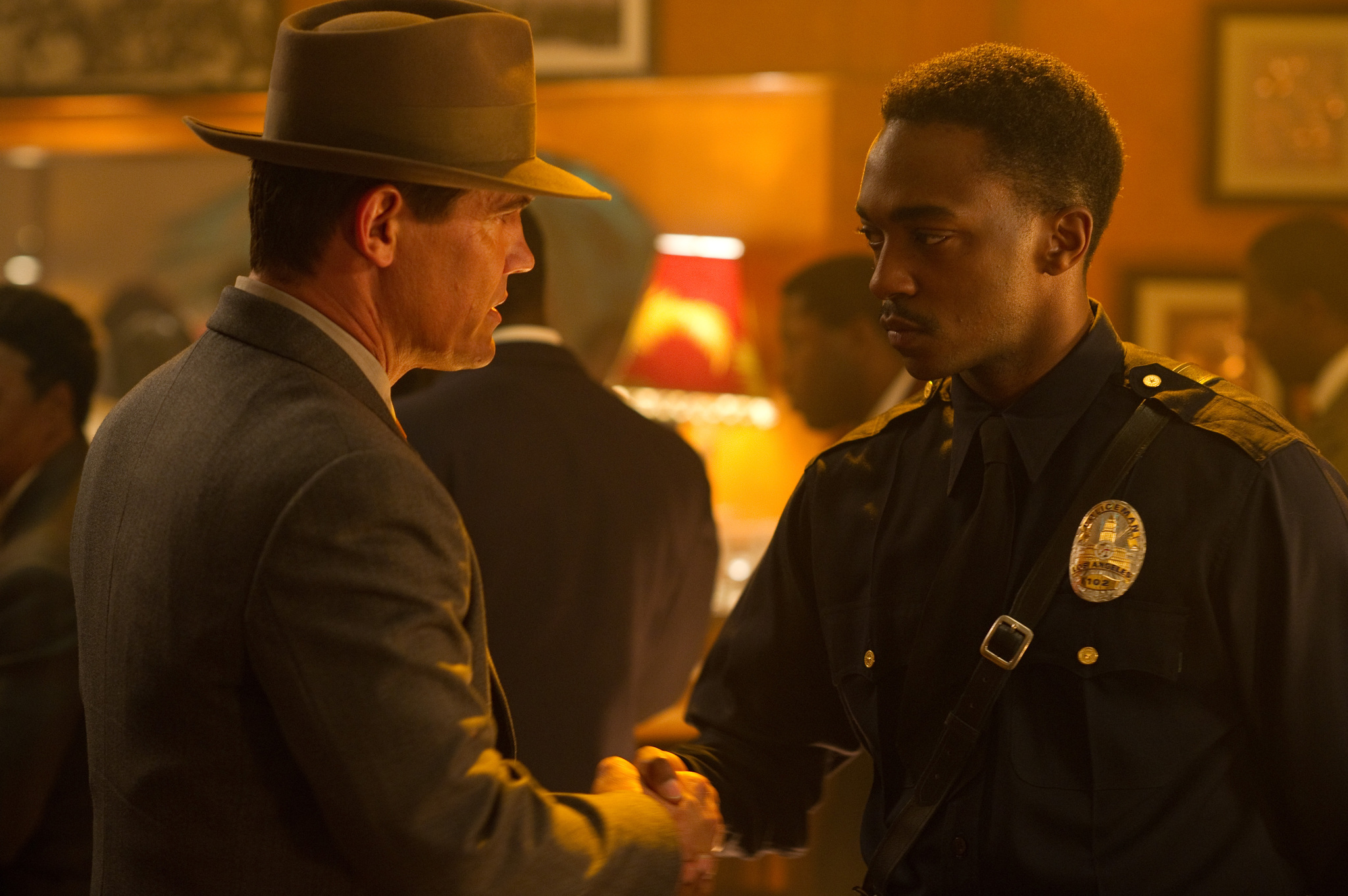 Still of Josh Brolin and Anthony Mackie in Gangsteriu medziotojai (2013)