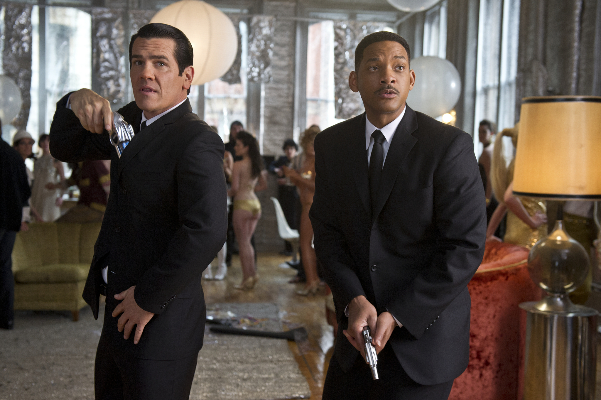 Still of Will Smith and Josh Brolin in Vyrai juodais drabuziais III (2012)