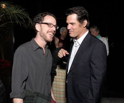 Josh Brolin and Ethan Coen at event of Tikras isbandymas (2010)