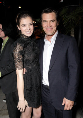 Josh Brolin and Hailee Steinfeld at event of Tikras isbandymas (2010)