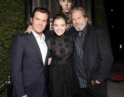 Jeff Bridges, Josh Brolin and Hailee Steinfeld at event of Tikras isbandymas (2010)