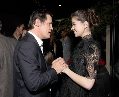 Josh Brolin and Hailee Steinfeld at event of Tikras isbandymas (2010)