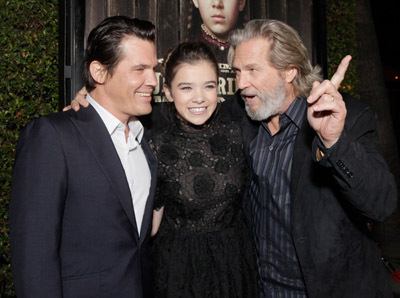 Jeff Bridges, Josh Brolin and Hailee Steinfeld at event of Tikras isbandymas (2010)