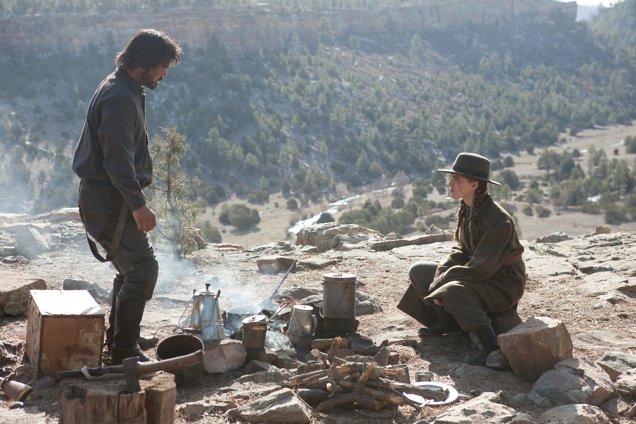 Still of Josh Brolin and Hailee Steinfeld in Tikras isbandymas (2010)