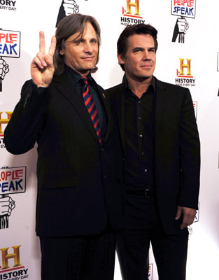 Josh Brolin and Viggo Mortensen at event of The People Speak (2009)