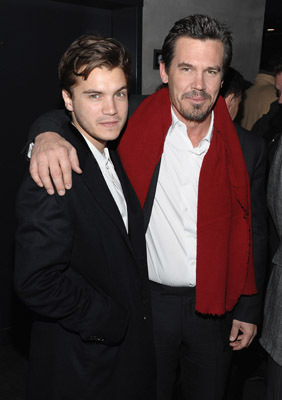 Josh Brolin and Emile Hirsch at event of Milk (2008)