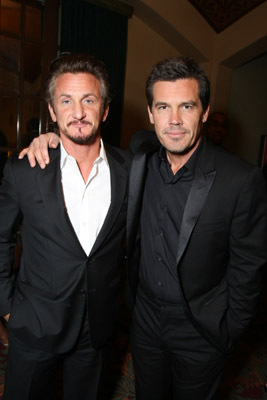 Sean Penn and Josh Brolin at event of Milk (2008)