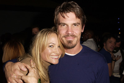 Josh Brolin and Sarah Wynter