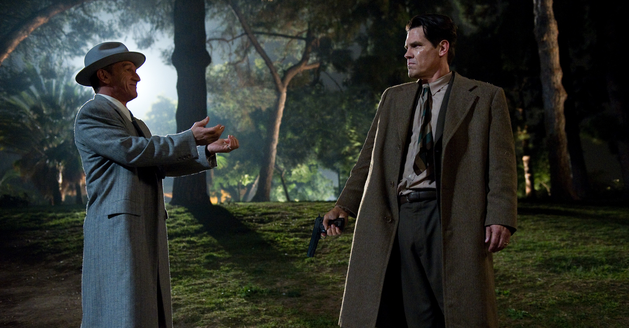 Still of Sean Penn and Josh Brolin in Gangsteriu medziotojai (2013)