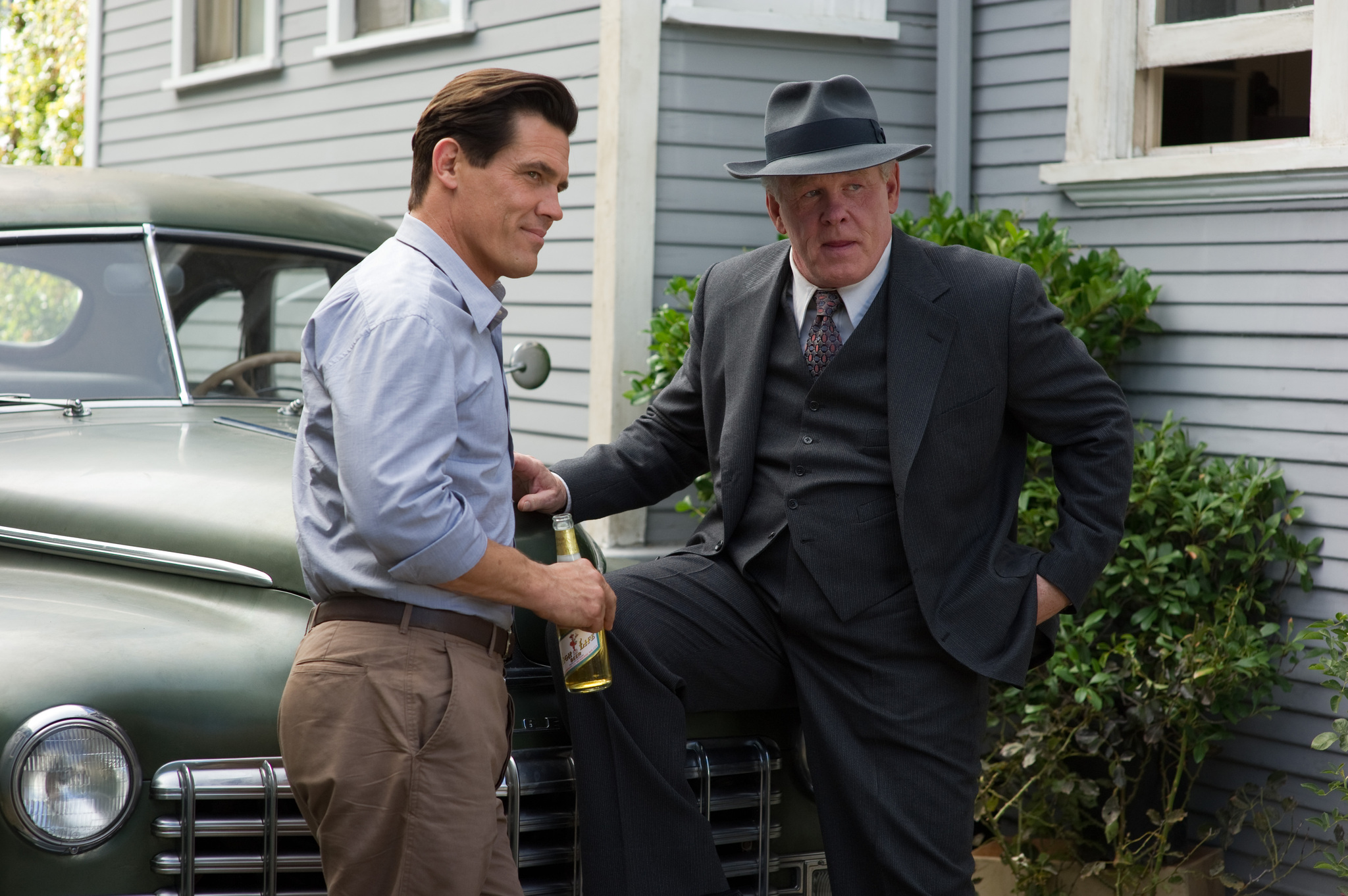 Still of Nick Nolte and Josh Brolin in Gangsteriu medziotojai (2013)