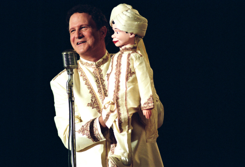 Albert Brooks in Looking for Comedy in the Muslim World (2005)