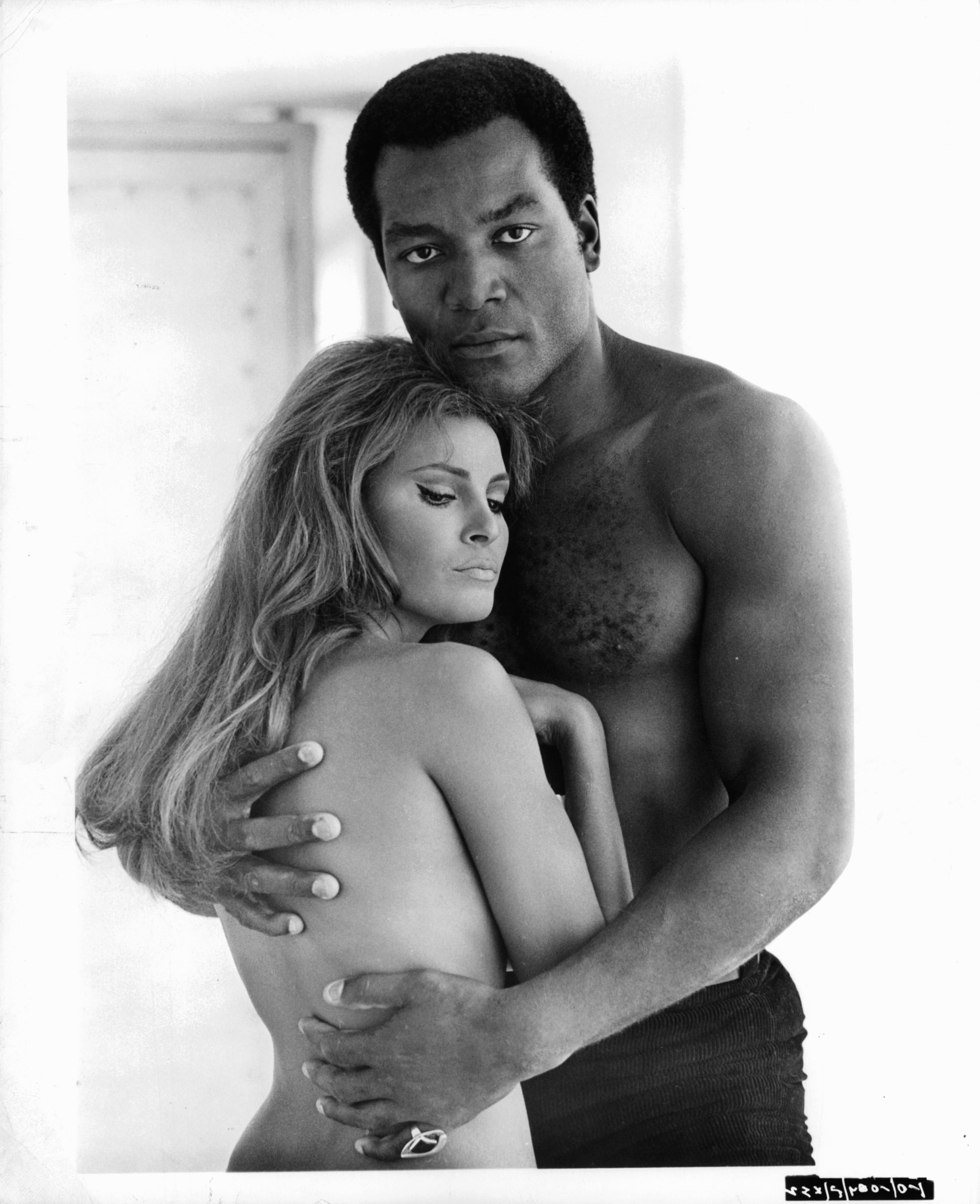 Still of Raquel Welch and Jim Brown in 100 Rifles (1969)