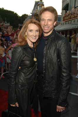 Linda Bruckheimer (l)