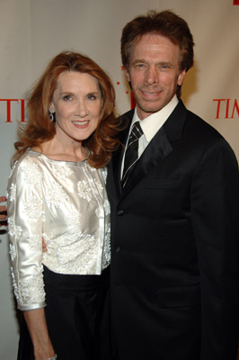 Linda Bruckheimer (r)