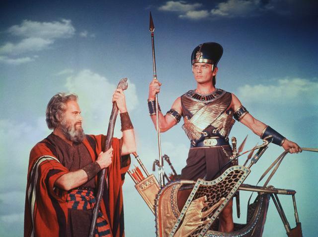 Still of Charlton Heston and Yul Brynner in The Ten Commandments (1956)