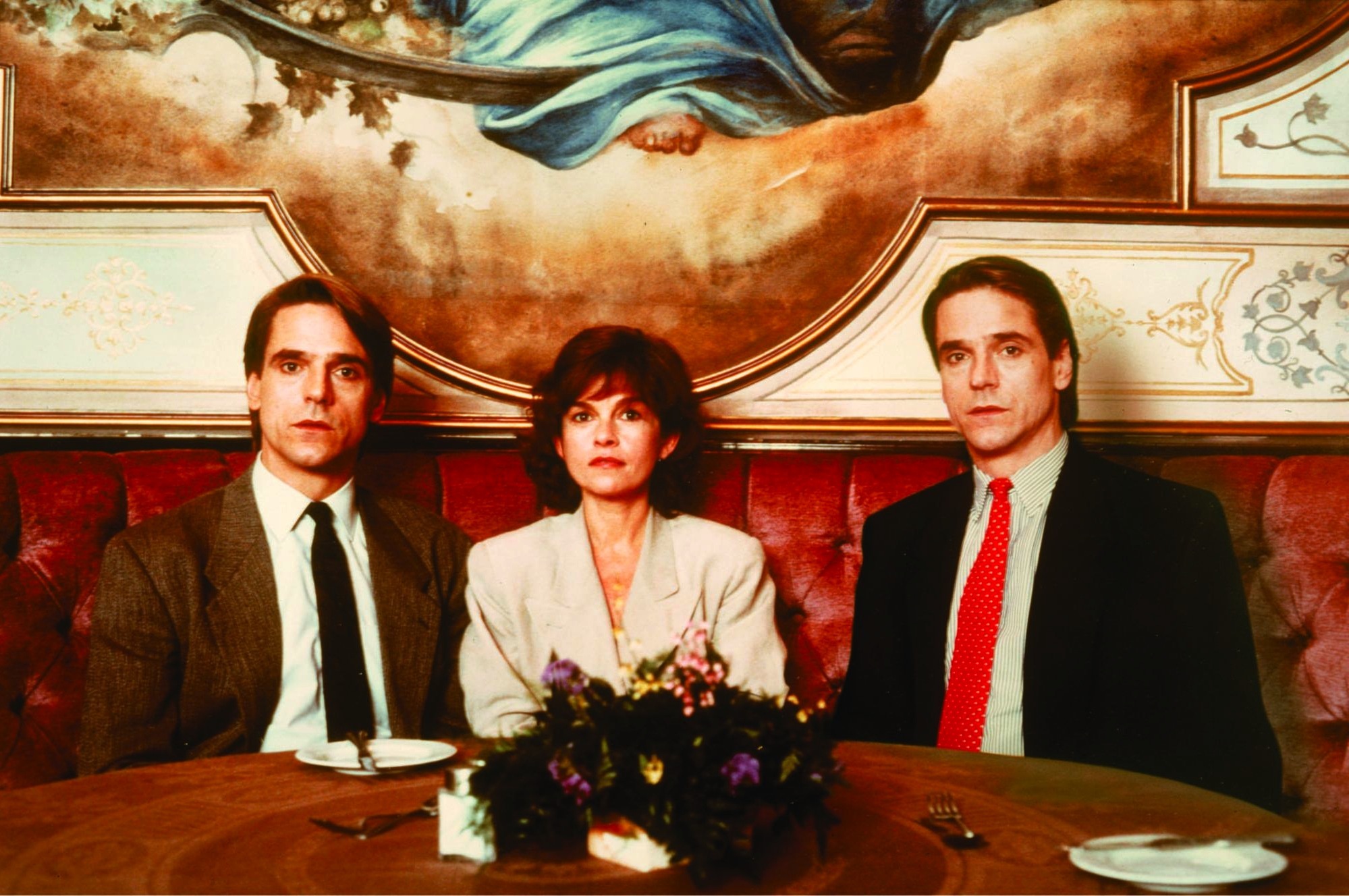 Still of Jeremy Irons and Geneviève Bujold in Dead Ringers (1988)