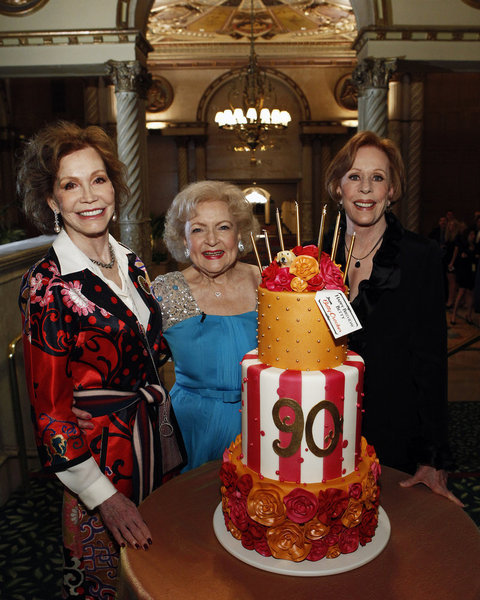 Still of Carol Burnett, Mary Tyler Moore and Betty White in Betty White's 90th Birthday: A Tribute to America's Golden Girl (2012)