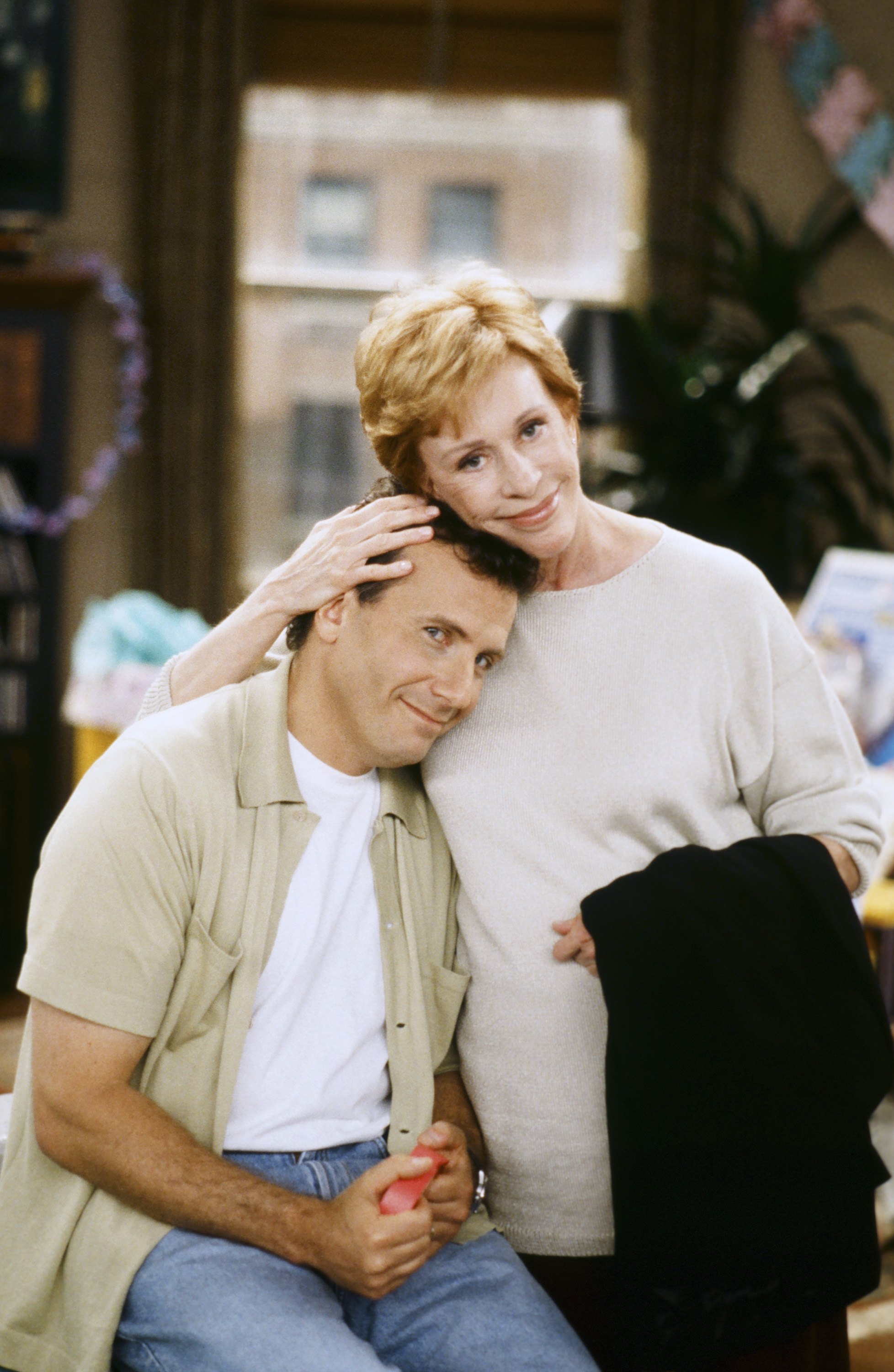 Still of Carol Burnett and Paul Reiser in Mad About You (1992)