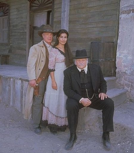 James Caan, Brian Dennehy and Rachel Ticotin in Warden of Red Rock (2001)