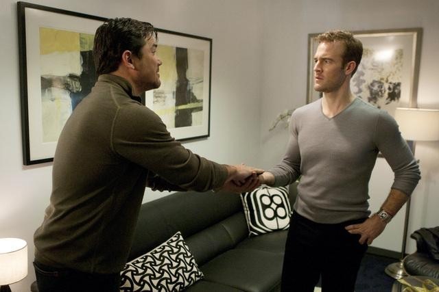 Still of Dean Cain and James Van Der Beek in Don't Trust the B---- in Apartment 23 (2012)
