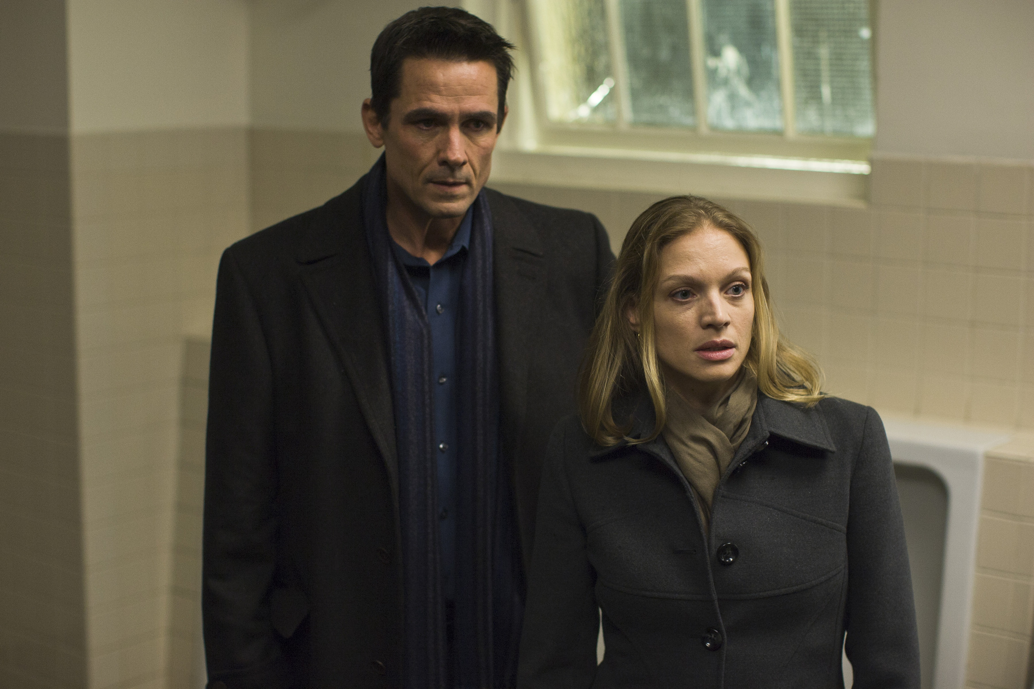 Still of Billy Campbell and Kristin Lehman in Zmogzudyste (2011)