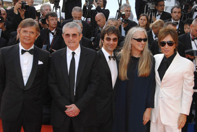 Atom Egoyan, Bille August, Jane Campion, Michael Cimino and Claude Lelouch at event of Chacun son cinéma ou Ce petit coup au coeur quand la lumière s'éteint et que le film commence (2007)