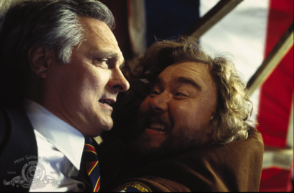 Still of Alan Alda and John Candy in Canadian Bacon (1995)