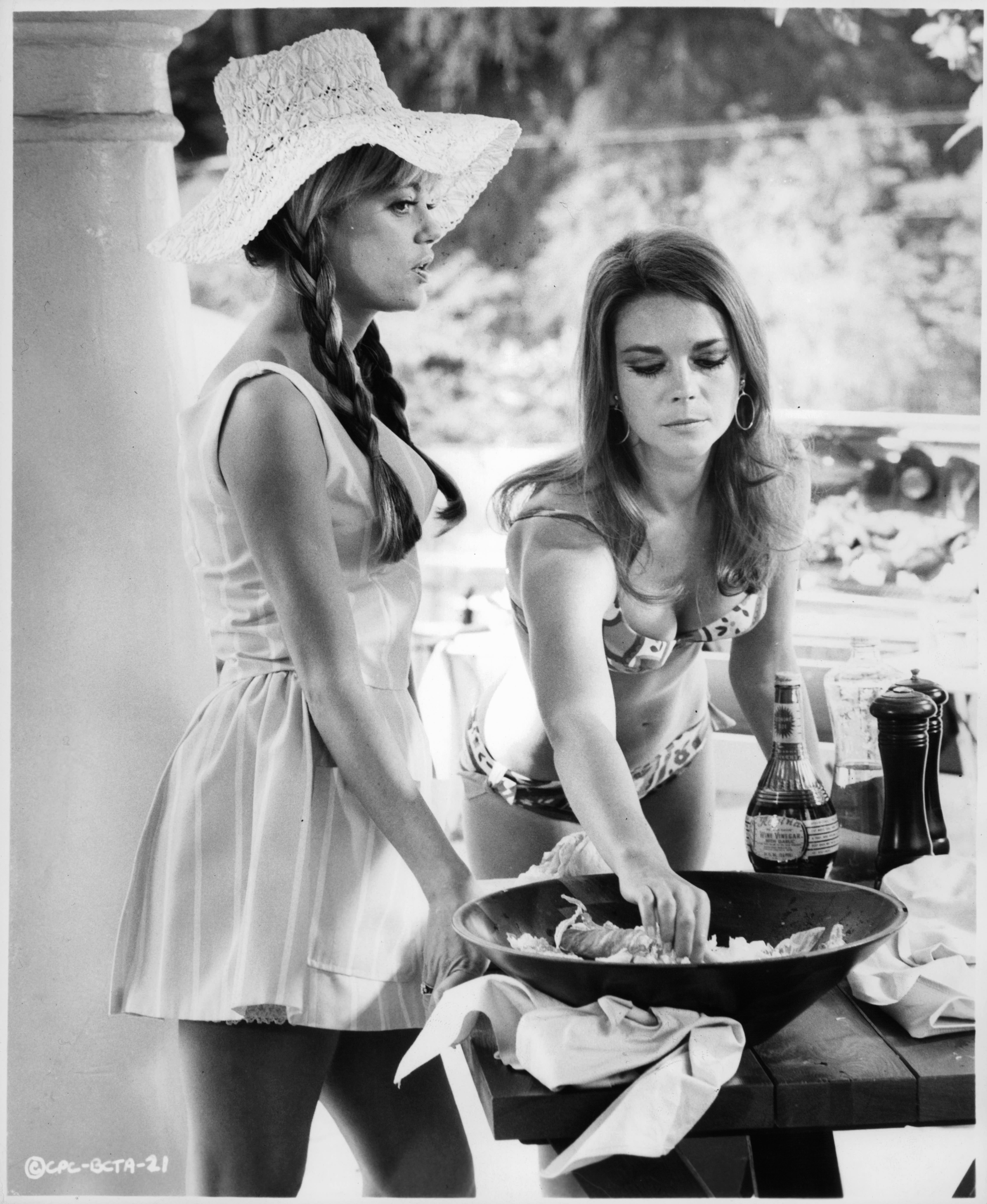 Still of Natalie Wood and Dyan Cannon in Bob & Carol & Ted & Alice (1969)