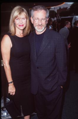 Steven Spielberg and Kate Capshaw at event of Gelbstint eilini Rajena (1998)