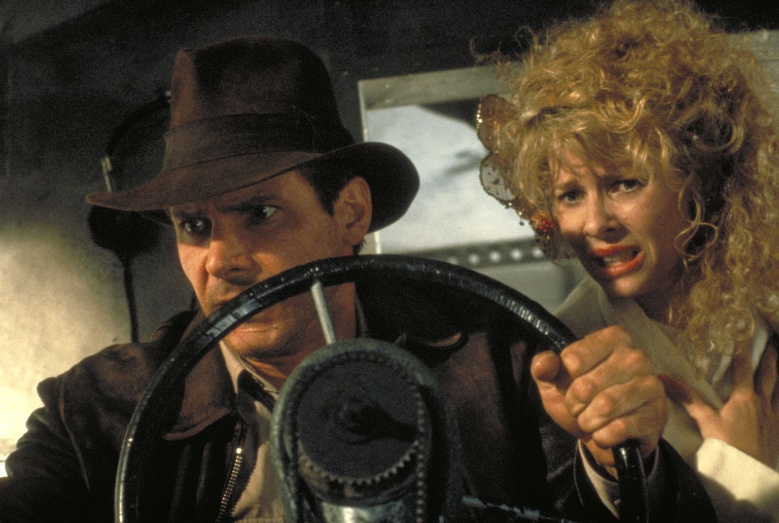 Still of Harrison Ford and Kate Capshaw in Indiana Dzounsas ir lemties sventykla (1984)