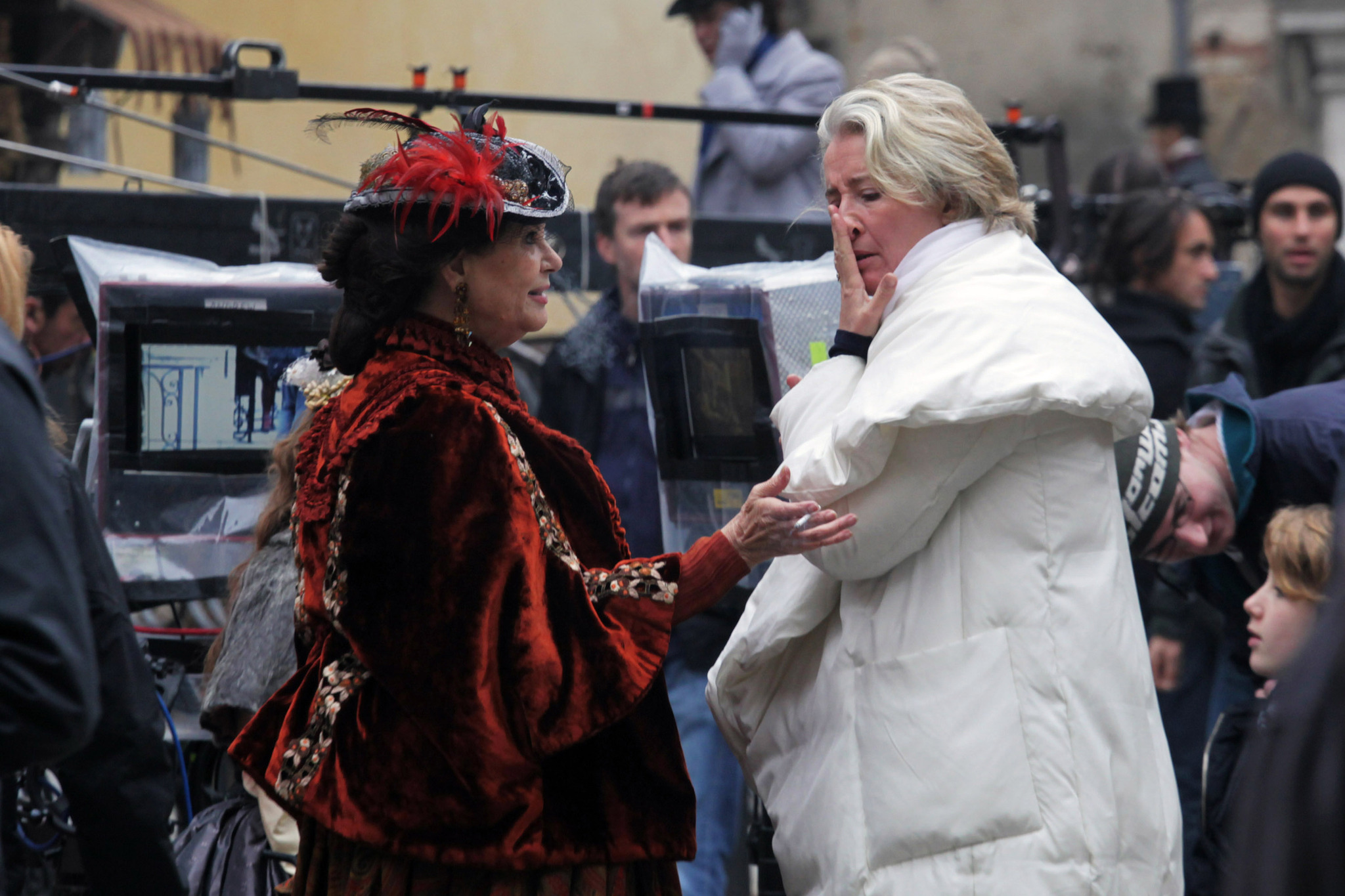 Emma Thompson and Claudia Cardinale at event of Effie Gray (2014)