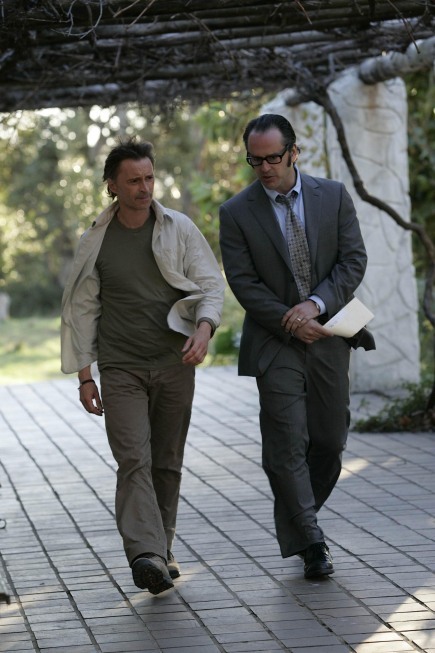 Still of Robert Carlyle and Gil Bellows in 24 (2008)