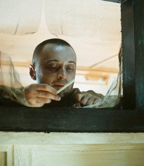 Still of Robert Carlyle in The Beach (2000)