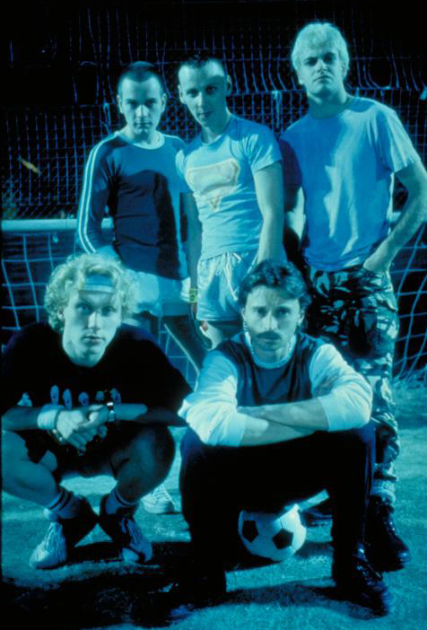 Still of Ewan McGregor, Robert Carlyle, Jonny Lee Miller, Ewen Bremner and Kevin McKidd in Traukiniu zymejimas (1996)