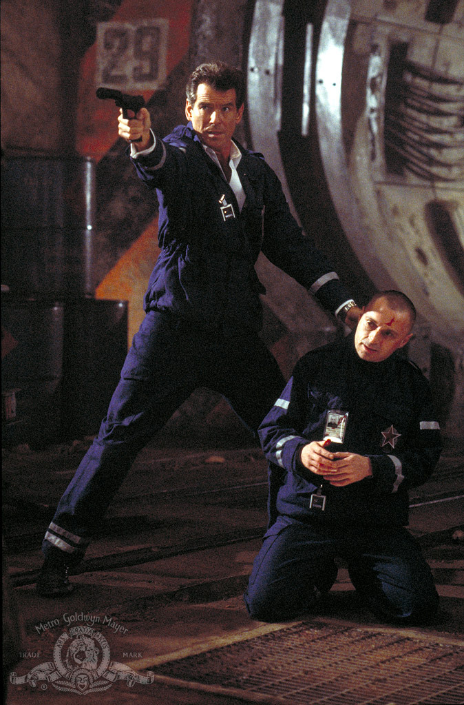 Still of Pierce Brosnan and Robert Carlyle in Ir viso Pasaulio negana (1999)
