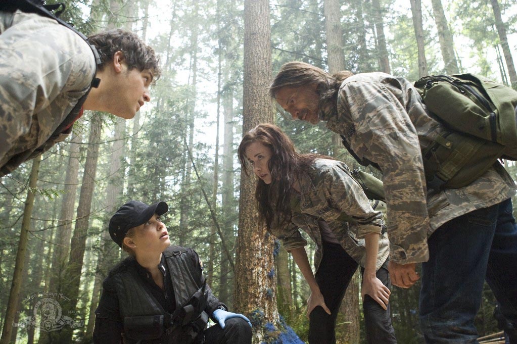 Still of Robert Carlyle, Alaina Huffman, Elyse Levesque and David Blue in SGU Stargate Universe (2009)