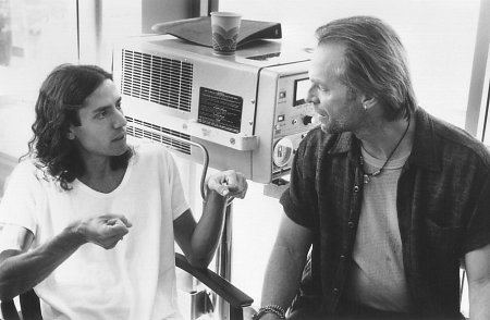 Keith Carradine and Wesley Strick in The Tie That Binds (1995)
