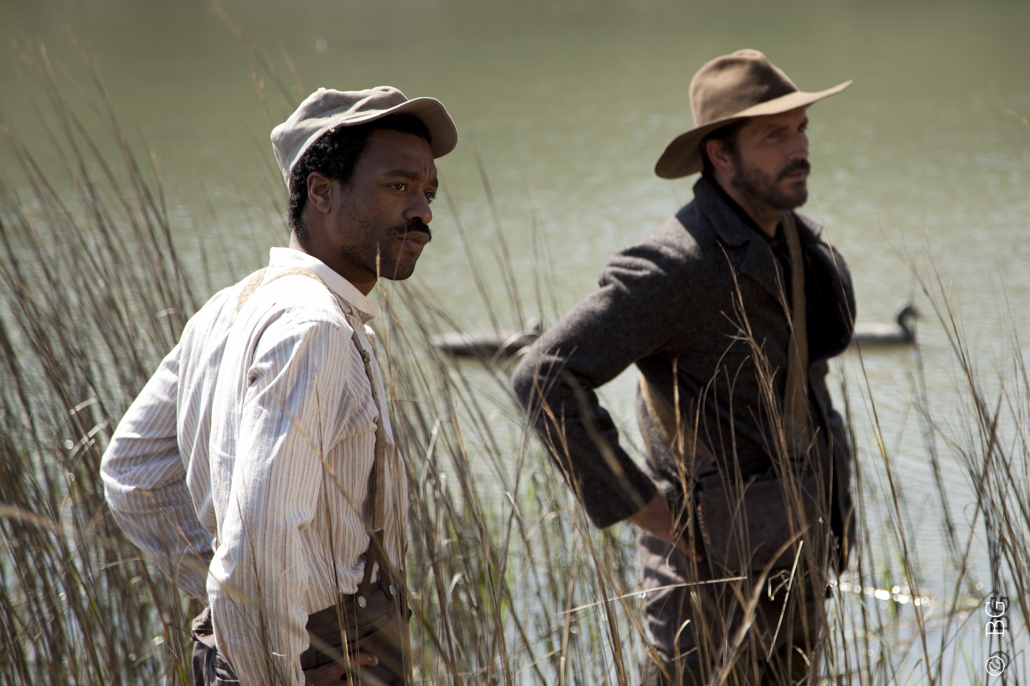 Still of Jim Caviezel and Chiwetel Ejiofor in Savannah (2013)