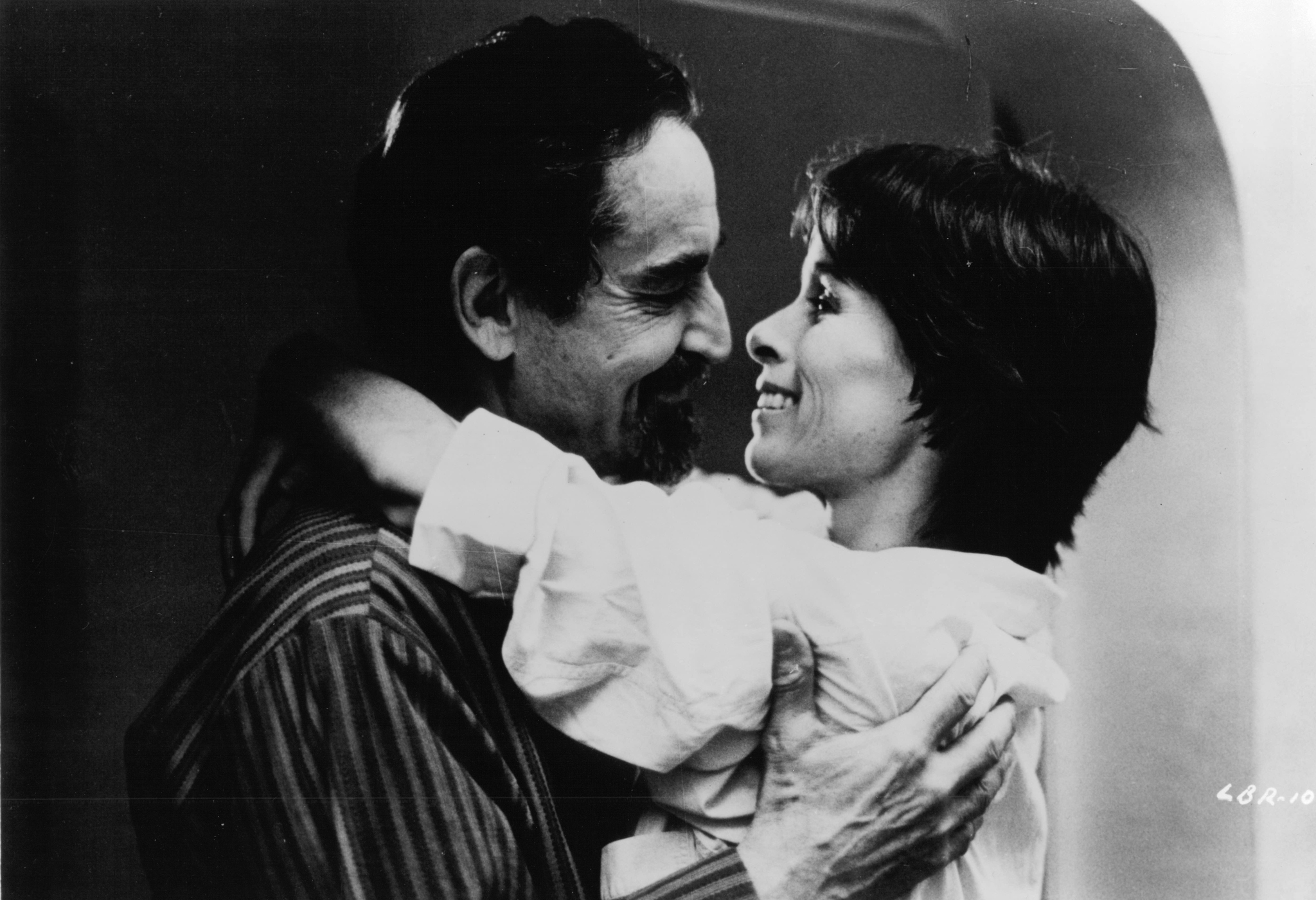 Still of Geraldine Chaplin and Vittorio Gassman in La vie est un roman (1983)