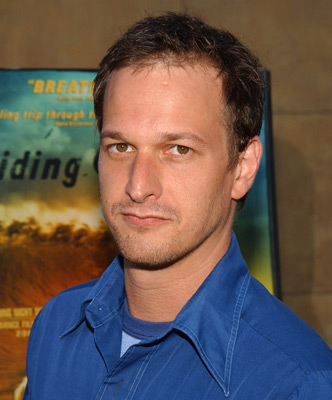 Josh Charles at event of Riding Giants (2004)