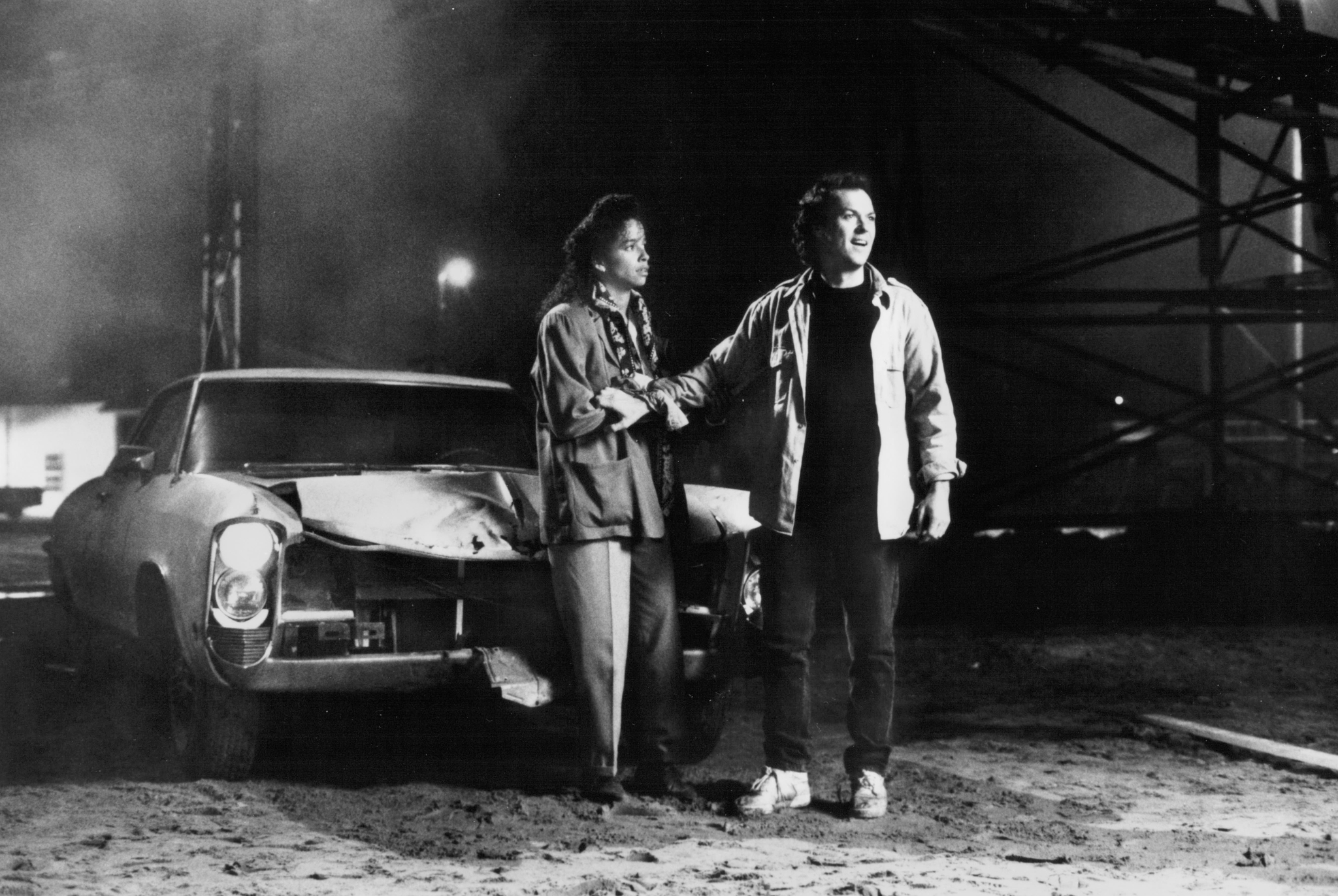 Still of Michael Keaton and Rae Dawn Chong in The Squeeze (1987)