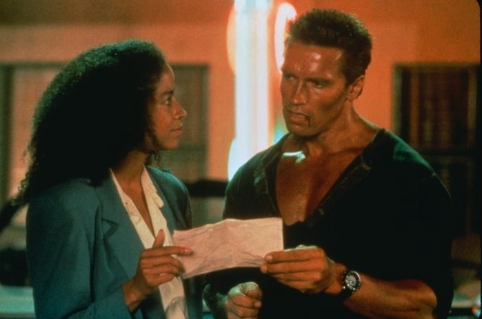Still of Arnold Schwarzenegger and Rae Dawn Chong in Komando (1985)