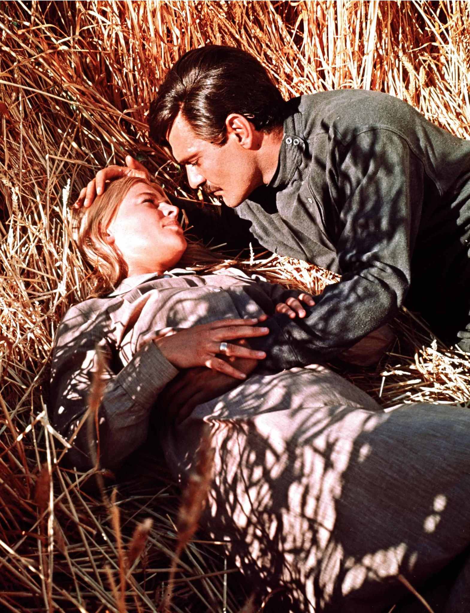 Still of Julie Christie and Omar Sharif in Doctor Zhivago (1965)