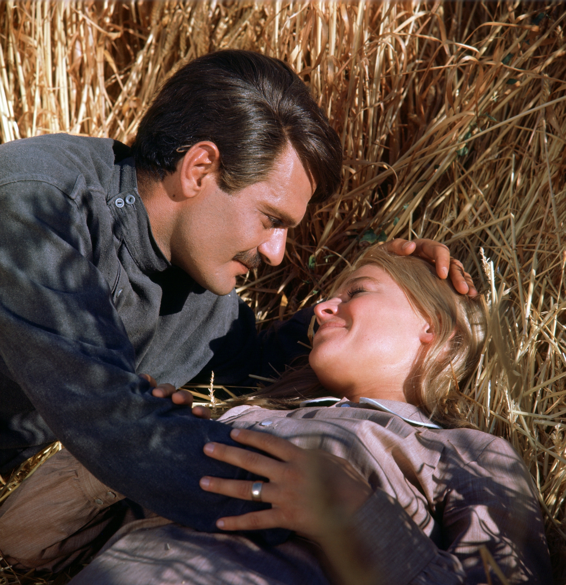Still of Julie Christie and Omar Sharif in Doctor Zhivago (1965)