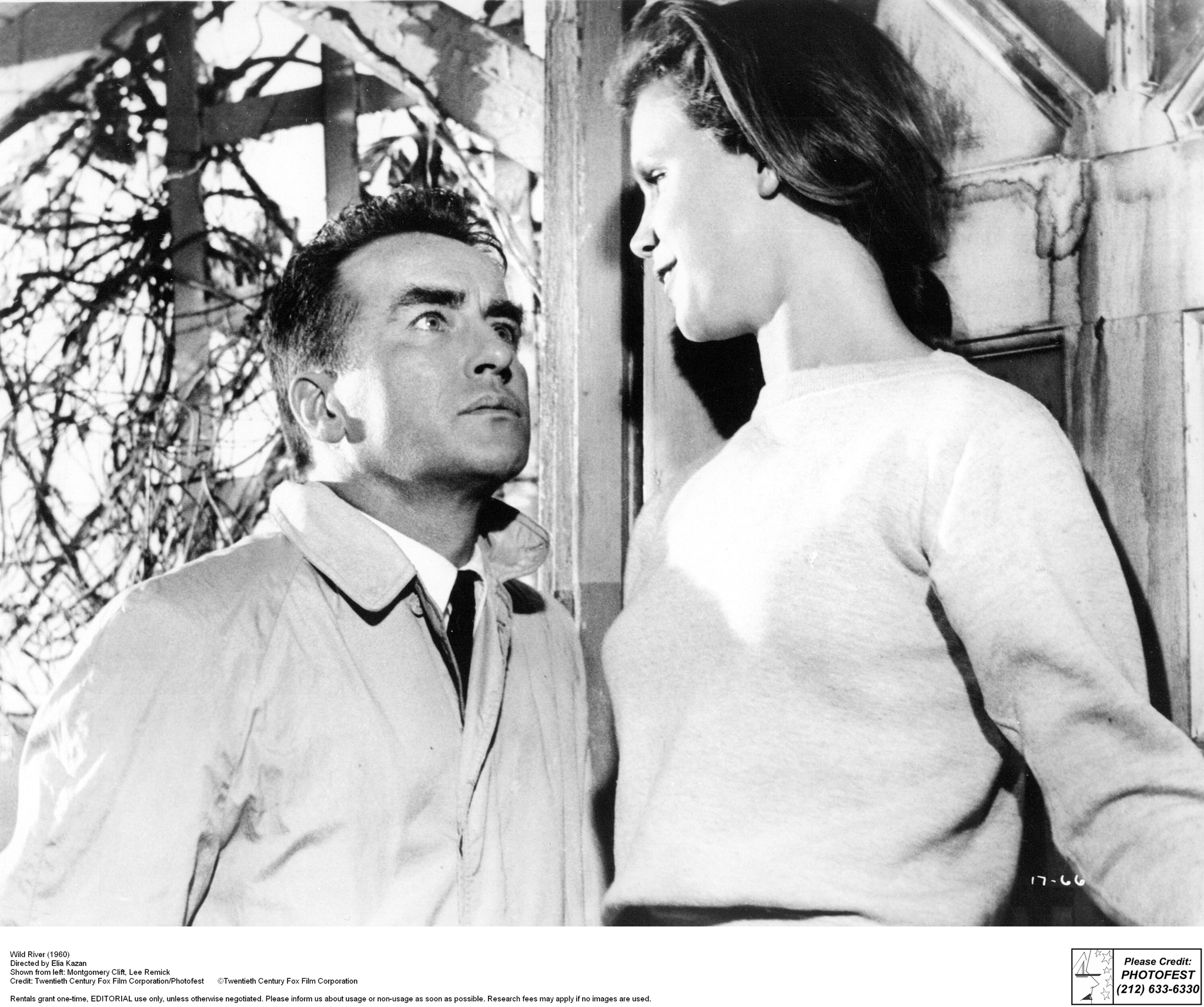 Still of Montgomery Clift and Lee Remick in Wild River (1960)