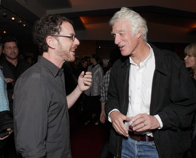 Ethan Coen and Roger Deakins at event of Tikras isbandymas (2010)