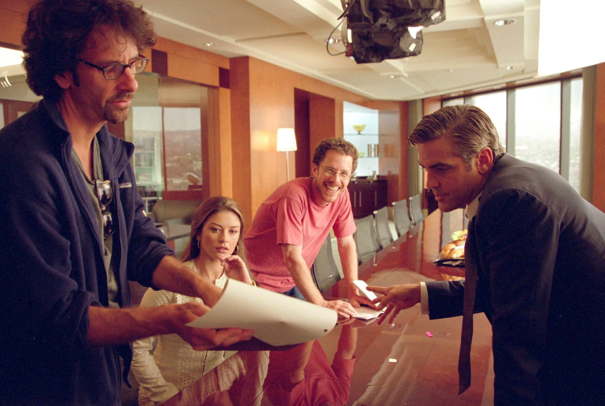 Still of George Clooney, Ethan Coen, Joel Coen and Catherine Zeta-Jones in Nepakenciamas ziaurumas (2003)