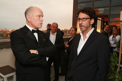 John Malkovich and Joel Coen at event of Perskaityk ir sudegink (2008)